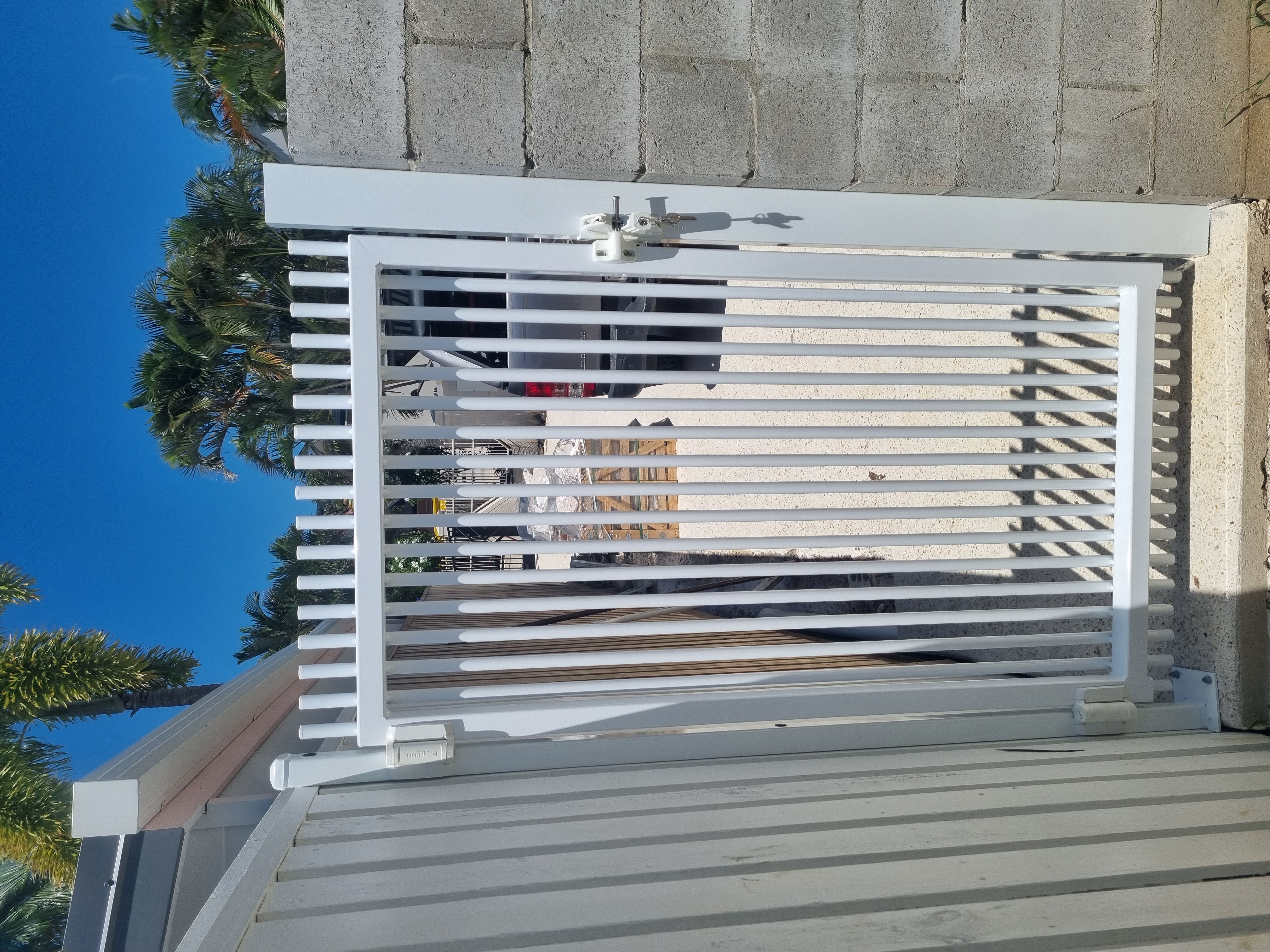White horizontal slat aluminium privacy screen on a Newport courtyard wall - Gateflex, Newport