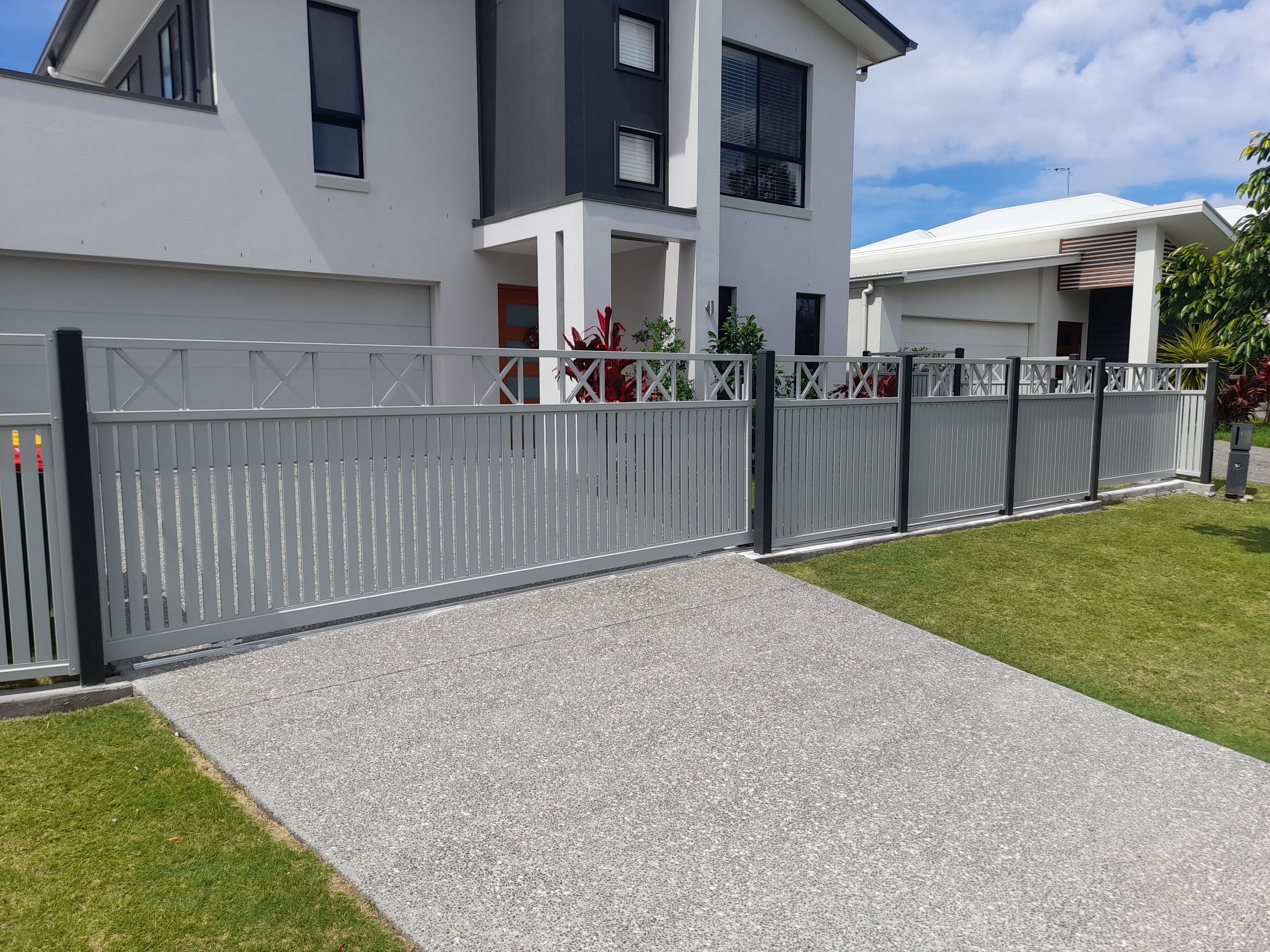 White horizontal slat aluminium boundary fence installed at a suburban home - Gateflex, Caboolture